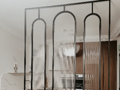 Ndarje elegante te ambientit te brendshem me punim hekuri dhe xham Ndarje elegante te ambientit te brendshem me punim hekuri dhe xham